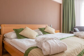 Kamar Double atau Twin | Minibar, brankas, meja kerja, dan tirai kedap cahaya