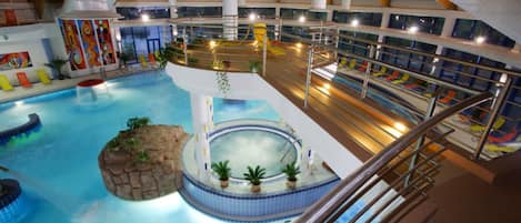 3 piscine coperte, 7 piscine all'aperto, ombrelloni da piscina, lettini