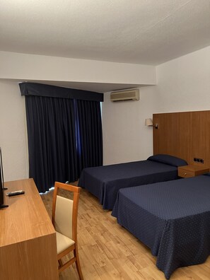 Escritorio, espacio para trabajar con un portátil, cortinas opacas