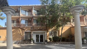 A multi-story building with a central entrance, balconies, and a courtyard. - Hotel El Cisne (Zaragoza)