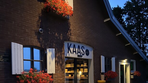 A brick building with a sign reading "KAAS PUNT". - Ruyge Weyde Logies (Oudewater)