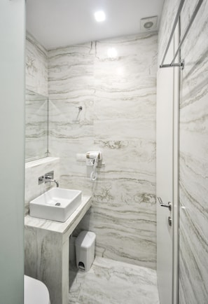 Deluxe Apartment | Bathroom