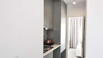 Geladeira, cooktop, talheres/pratos/utensílios de cozinha