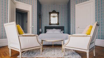 Room (Ronde) | 1 bedroom, premium bedding, memory foam beds, individually decorated