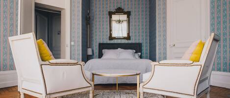 Room (Ronde) | Premium bedding, memory-foam beds, individually decorated