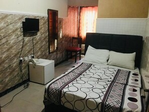 Premium bedding, in-room safe, desk, bed sheets - Lekki Central Hotel (Lekki)