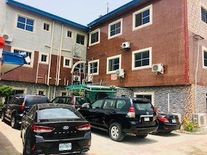 Free self parking - Lekki Central Hotel (Lekki)