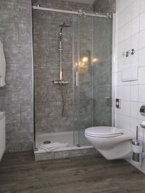 Perlengkapan mandi gratis, pengering rambut, dan handuk