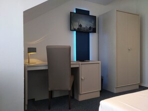ห้องดับเบิล | ตู้นิรภัยในห้องพัก, โต๊ะทำงาน, เตาร  ีด/โต๊ะรีดผ้า, เปล/เตียงเด็กอ่อน