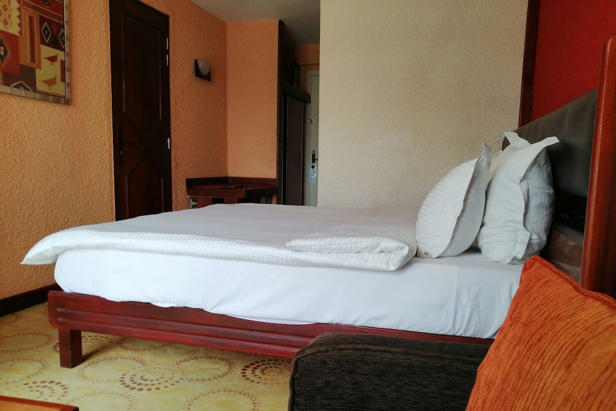 1 Schlafzimmer, hochwertige Bettwaren, Zimmersafe, Schreibtisch