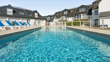 Piscina externa sazonal, funciona das 10h às 19h, guarda-sóis
