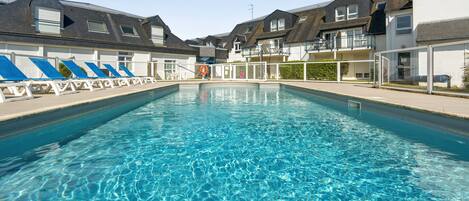 Außenpool (je nach Saison geöffnet), Sonnenschirme, Liegestühle