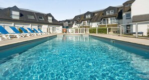 حمّام سباحة خارجي موسمي، مظلات على حمّام السباحة، مقاعد للتشمس