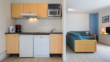 Appartement 8 personnes - 2 chambres + 1 coin nuit - Terrasse - exposition sud | Private kitchenette | Mini-fridge, microwave, stovetop, dishwasher