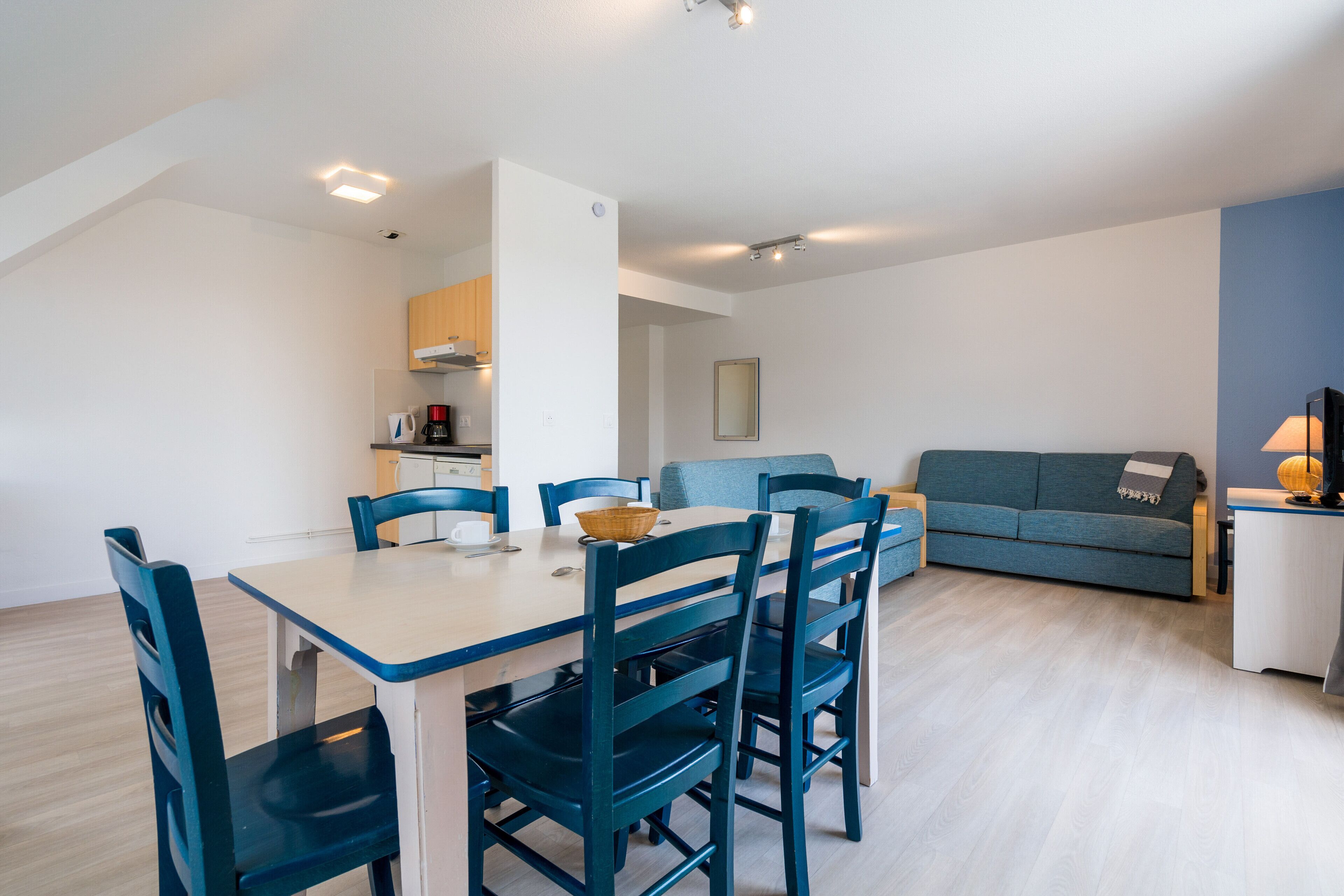 Een modern appartement met een eethoek, keuken en woonruimte.