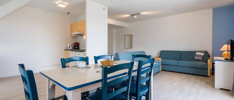 Een modern appartement met een eethoek, keuken en woonruimte.