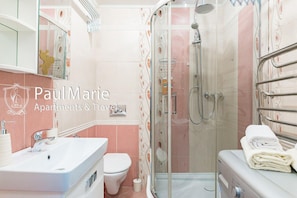 PaulMarieApartments near Prospect Pobediteley | Bathroom | Free toiletries, hair dryer, towels