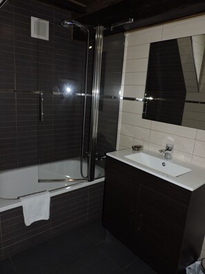Duschwanne, kostenlose Toilettenartikel, Handtücher