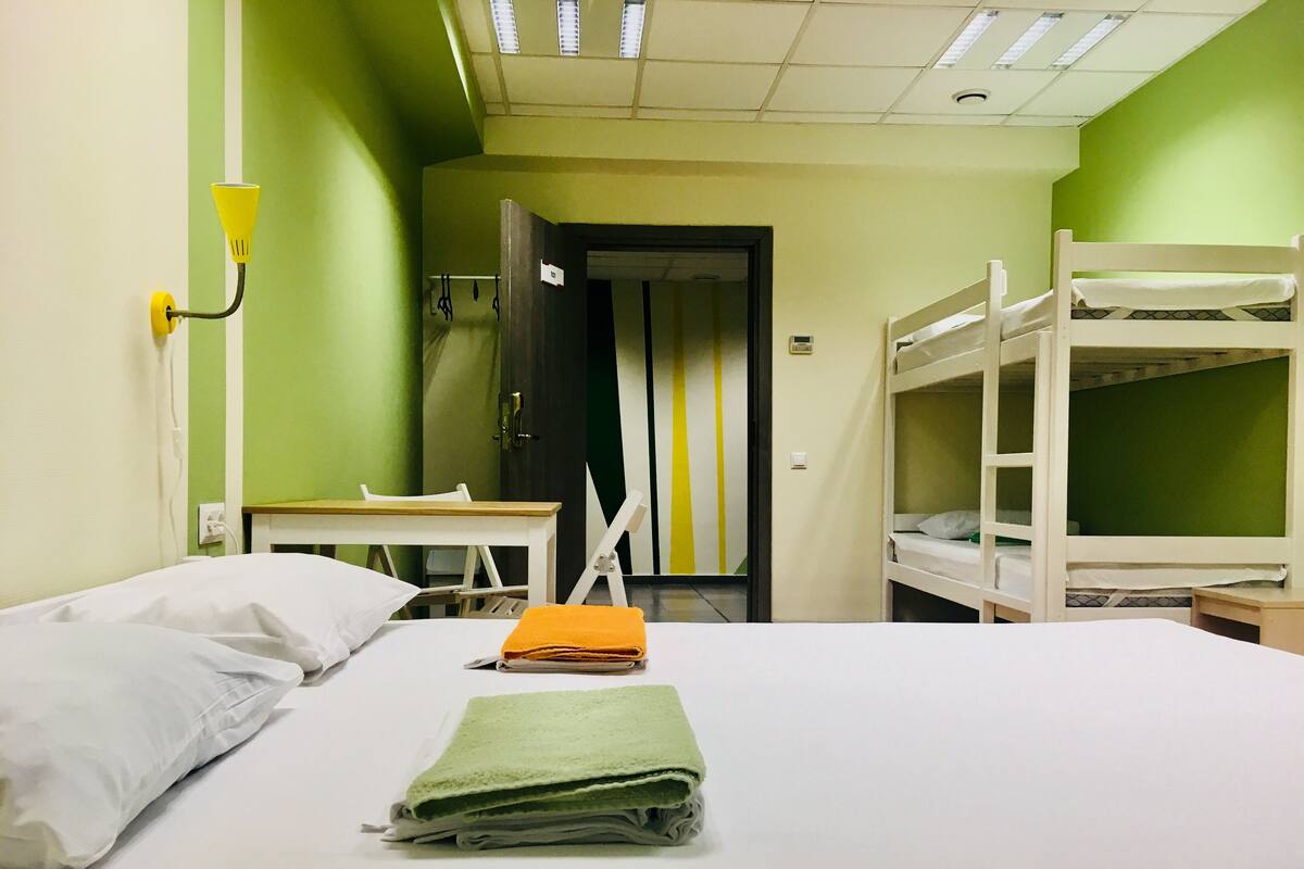 Familienzimmer, Gemeinschaftsbad | Schallisolierte Zimmer, Bügeleisen/Bügelbrett