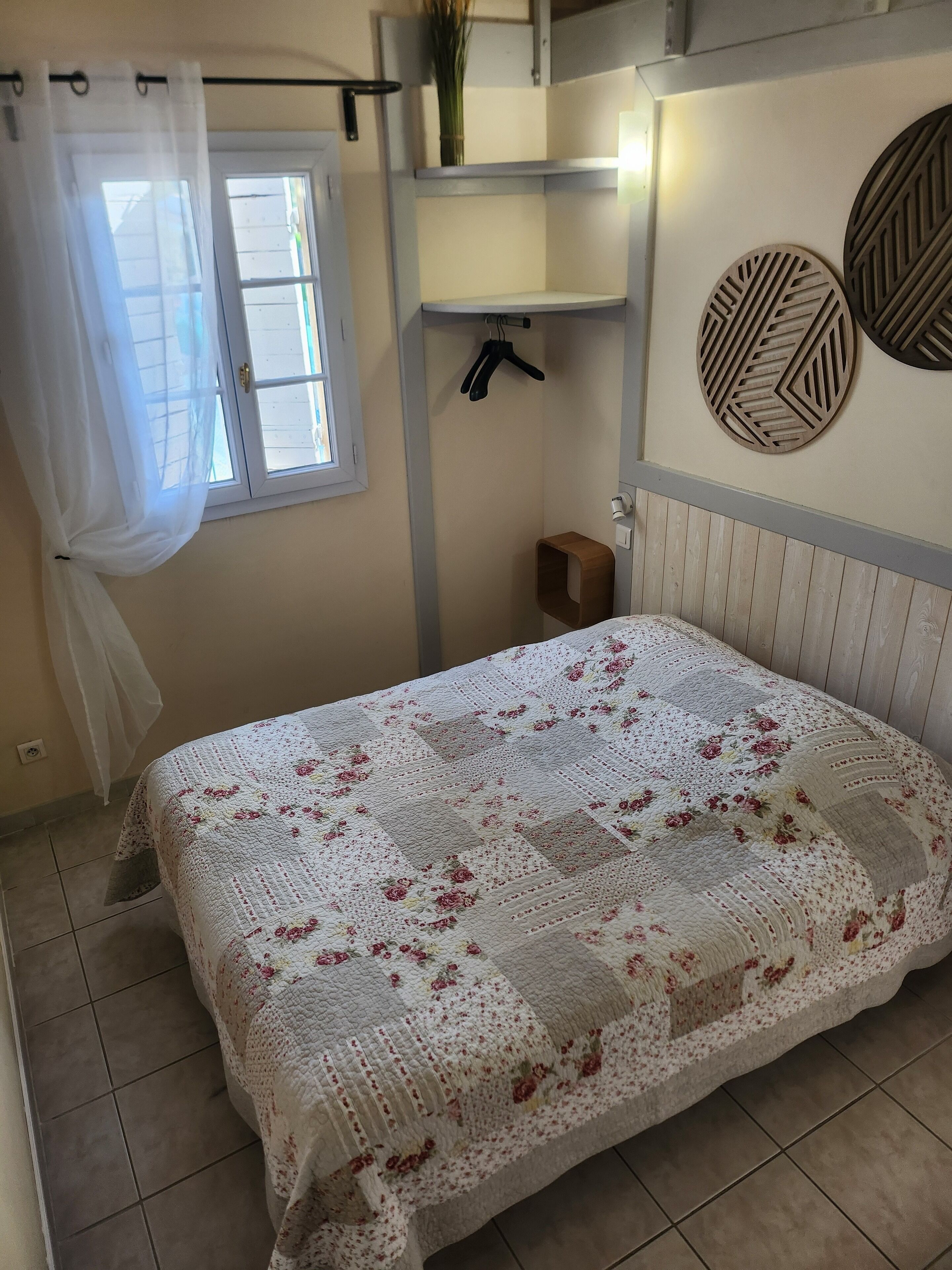 Minibar, coffres-forts dans les chambres, décoration personnalisée