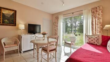 Minibar, in-room safe, individually decorated, individually furnished