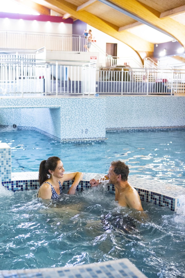 Piscine couverte, piscine extérieure (ouverte en saison)