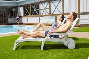 Innendørsbasseng og sesongbasert utendørsbasseng