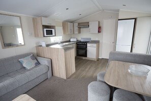 Casa móvil, 2 habitaciones | Servicio de comidas en la habitación