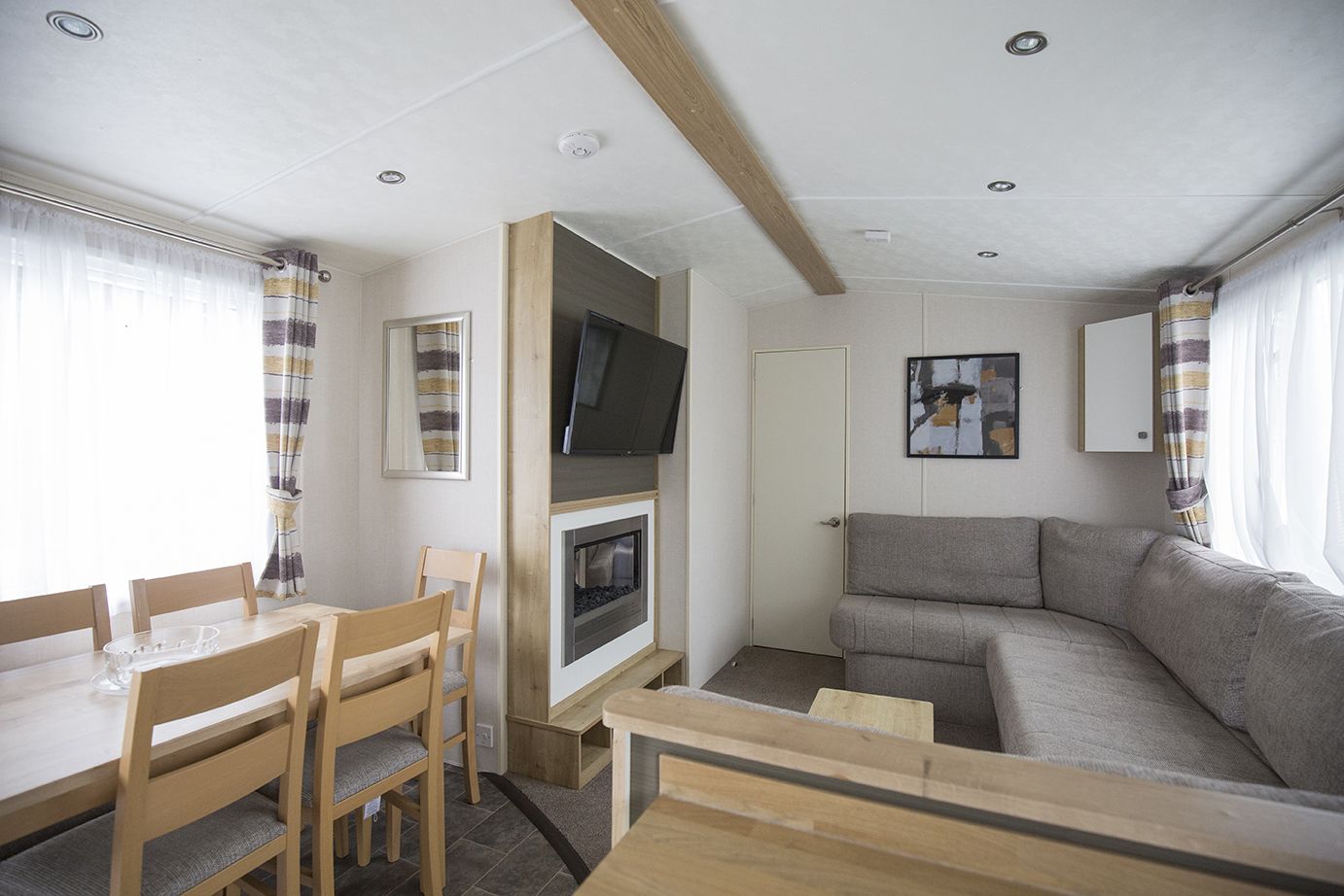 行動屋, 3 間臥室 | 起居區 | 22-吋電視，提供有線頻道