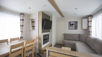 Three Bedroom Caravan | Living area | 22-inch TV with cable channels