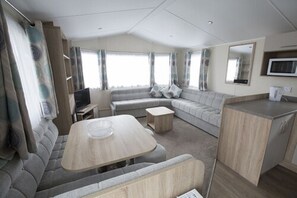 Husvogn, 2 soverom | Oppholdsområde | En 22-tommers TV med kabel-kanaler