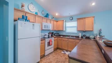 House, 3 Bedrooms | Private kitchen | Full-sized fridge, microwave, oven, dishwasher