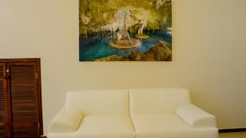 Caja de seguridad en la habitación, escritorio y cortinas blackout