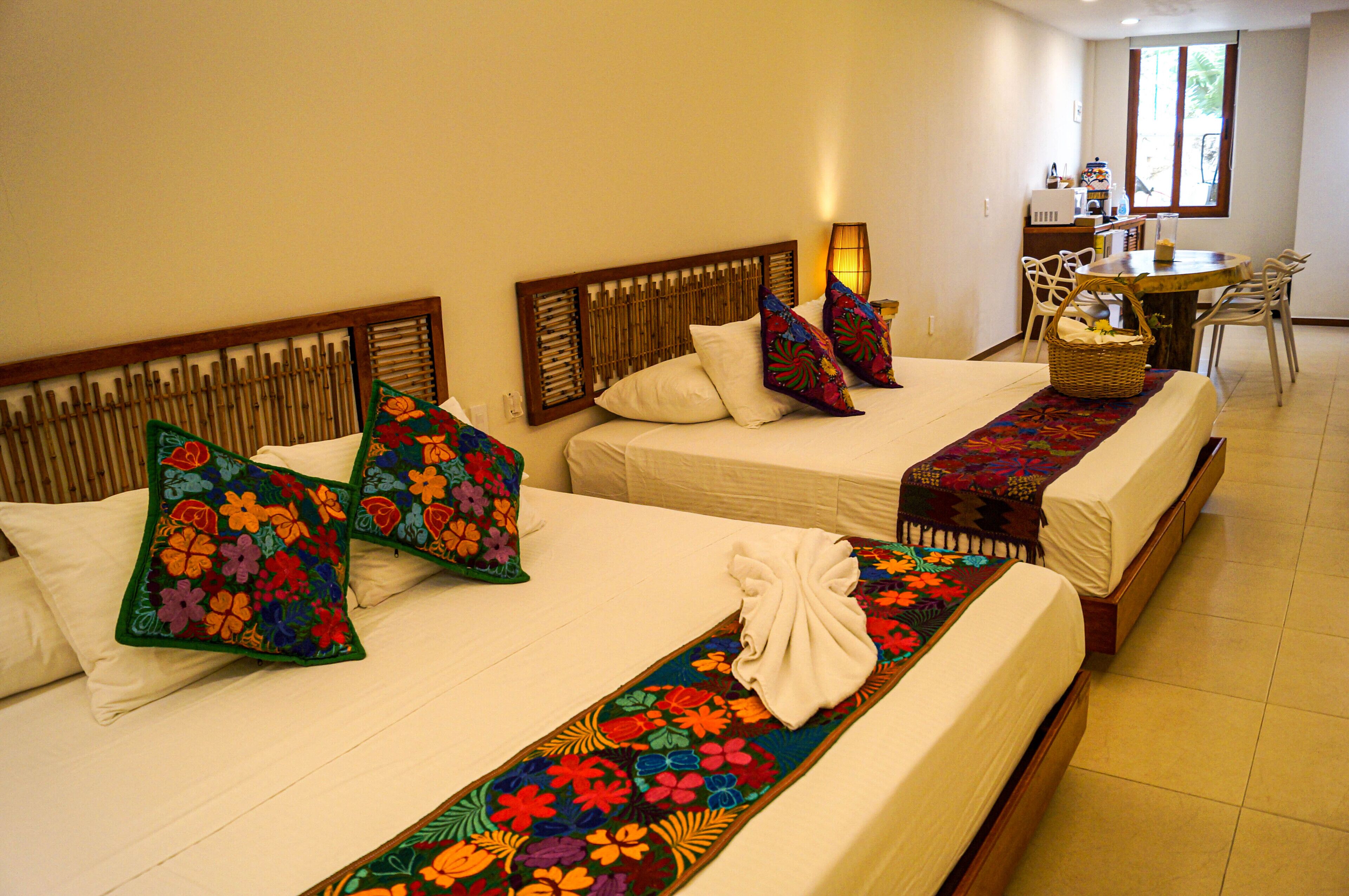 Standard Quadruple Room | Peti besi dalam bilik, meja, langsir/tirai gelap terus, kalis bunyi 