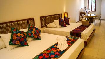 Habitación cuádruple estándar | 2 habitaciones, caja de seguridad en la habitación y escritorio