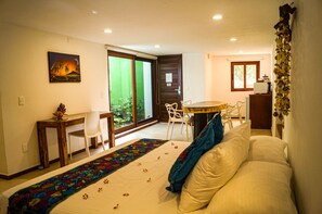2 habitaciones, caja de seguridad en la habitación y escritorio
