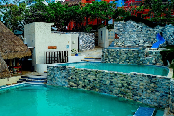 3 piscinas al aire libre, sombrillas