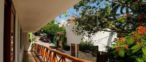 2 sovrum, värdeförvaringsskåp på rummet och skrivbord