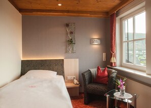 Cofres nos quartos, escrivaninha, ferros/tábuas de passar roupa