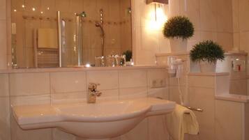 Comfort Single Room | Bathroom sink