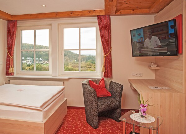 Cofres nos quartos, escrivaninha, ferros/tábuas de passar roupa