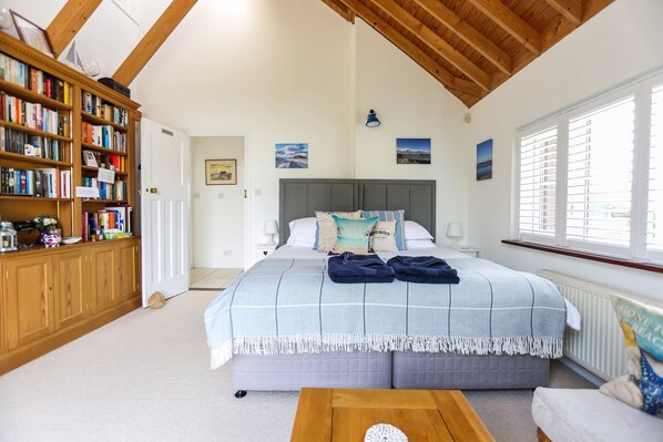 Classic Double or Twin Room (The Garden Room) | Premium bedding, individually decorated, individually furnished - Linden House (Chichester)