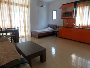 Lemari es dan microwave (berdasarkan permintaan)
