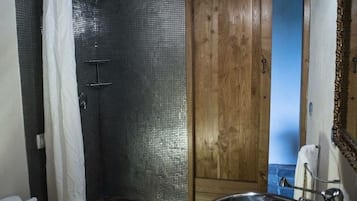 Habitación doble | Baño | Artículos de higiene personal gratuitos, secador de pelo y zapatillas