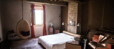 Deluxe-Vierbettzimmer, 2 Schlafzimmer | Individuell dekoriert, individuell eingerichtet, Schreibtisch