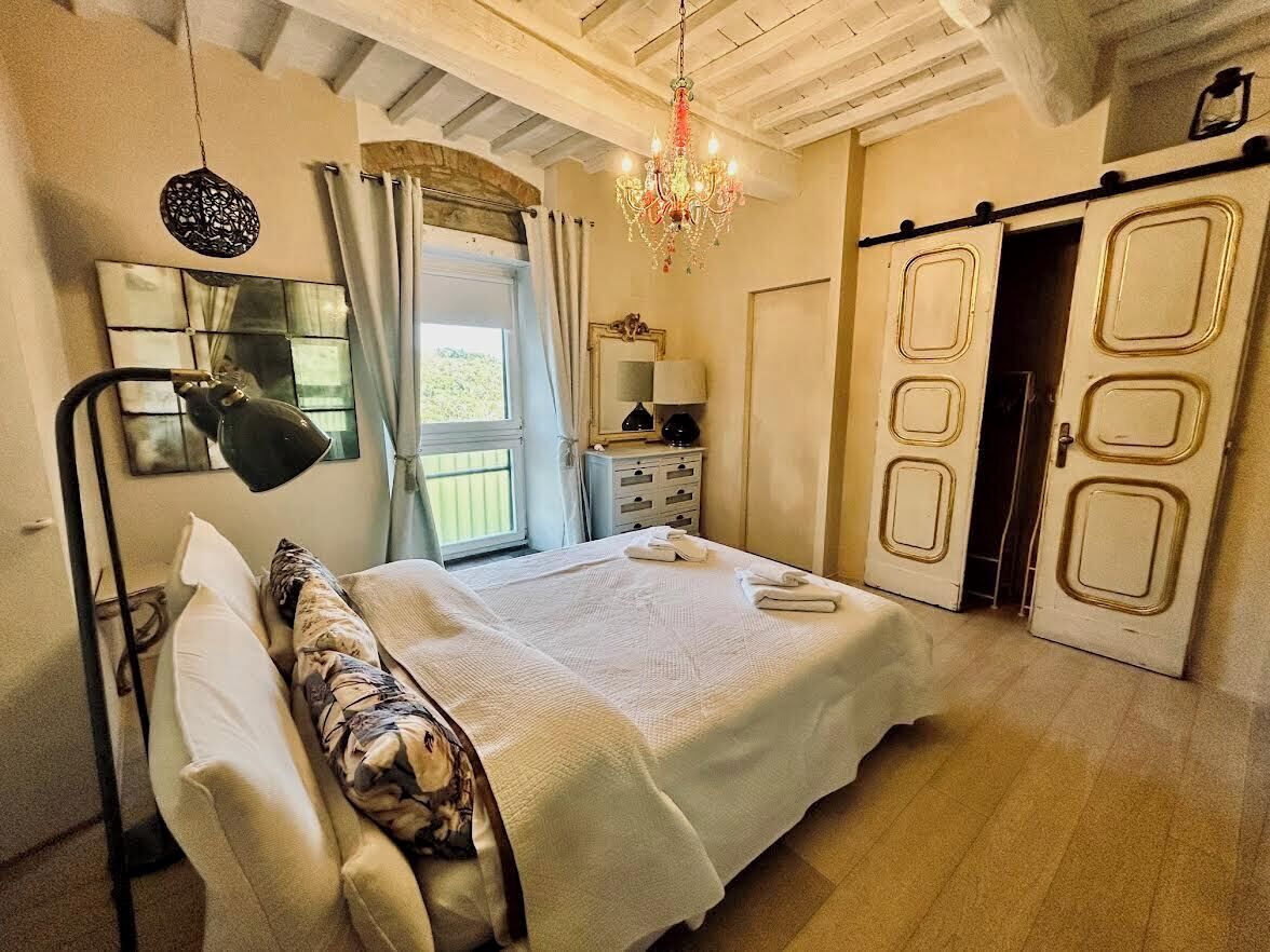 Habitación cuádruple familiar, para no fumadores, vista a la colina | Decoración personalizada, muebles diferentes y escritorio 