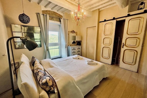 Quadrupla familiare, non fumatori, vista collina | Con stile personalizzato, con arredamento individuale, una scrivania