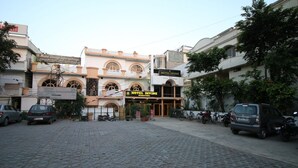 A street view of a building with a sign for 'Motel Divine International'. - Motel Divine International (Roorkee)