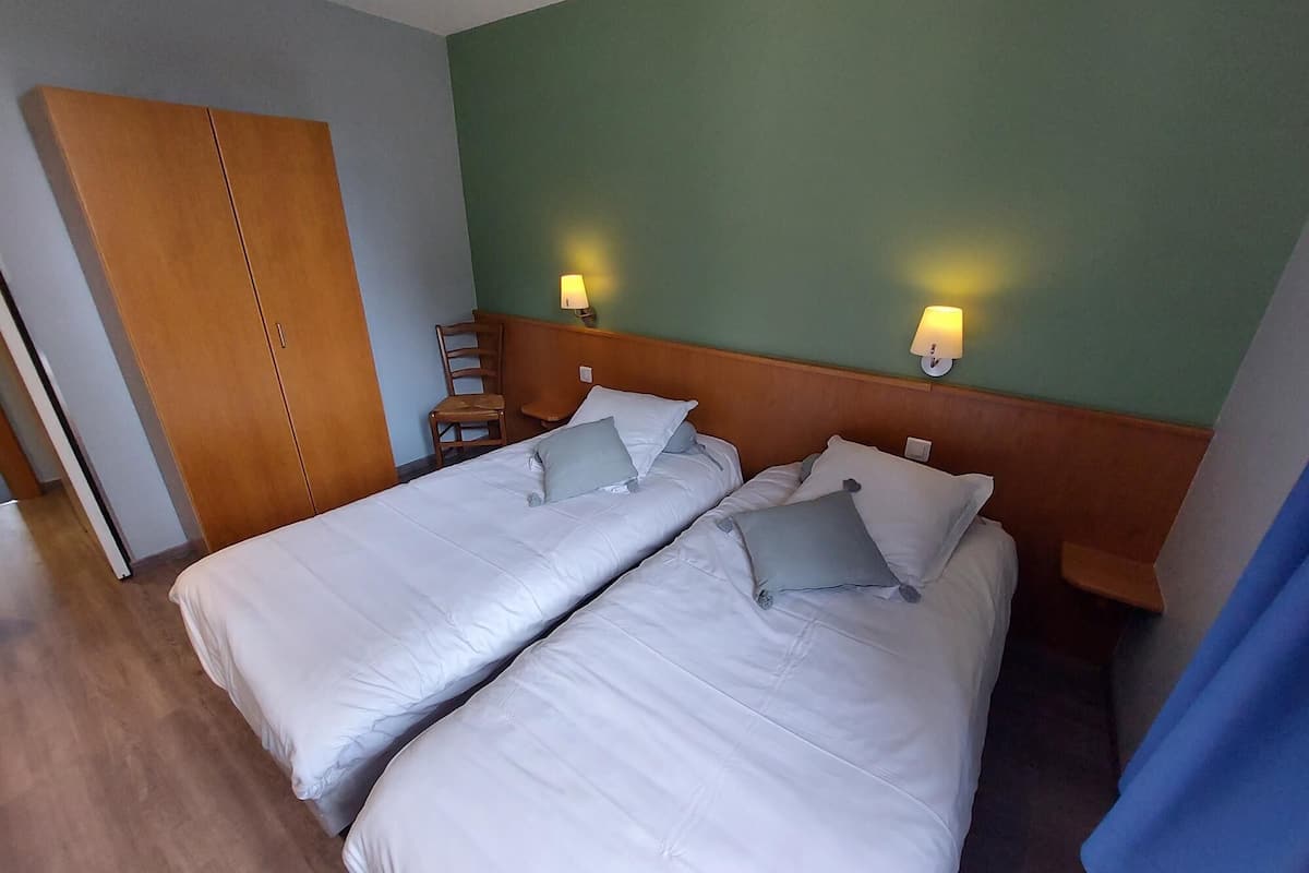 Standard Twin Room | Desk, iron/ironing board (on request), bed sheets