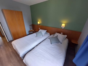 Chambre Standard avec lits jumeaux | Bureau, fer et planche à repasser, draps fournis